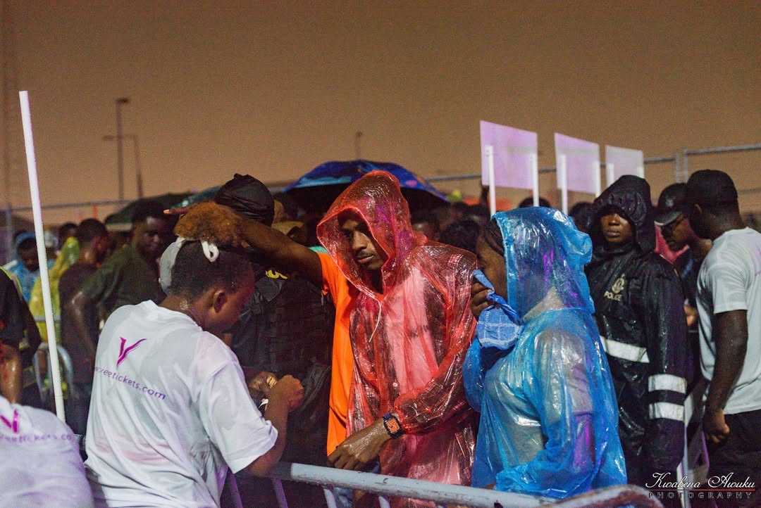 Fans fill Baba Yara Stadium for Rapperholic 2025 Homecoming despite the rain.