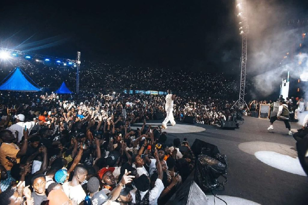 Fans fill Baba Yara Stadium for Rapperholic 2025 despite the rain.